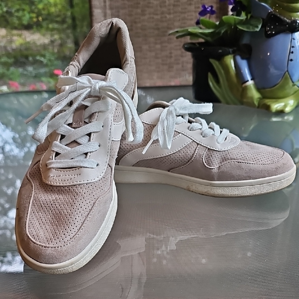 Old Navy Beige Suede Sneakers White Laces Sz 8 Casual Loungewear Neutal Fall